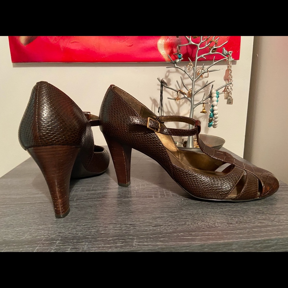 Nickels t-strap embossed leather pumps